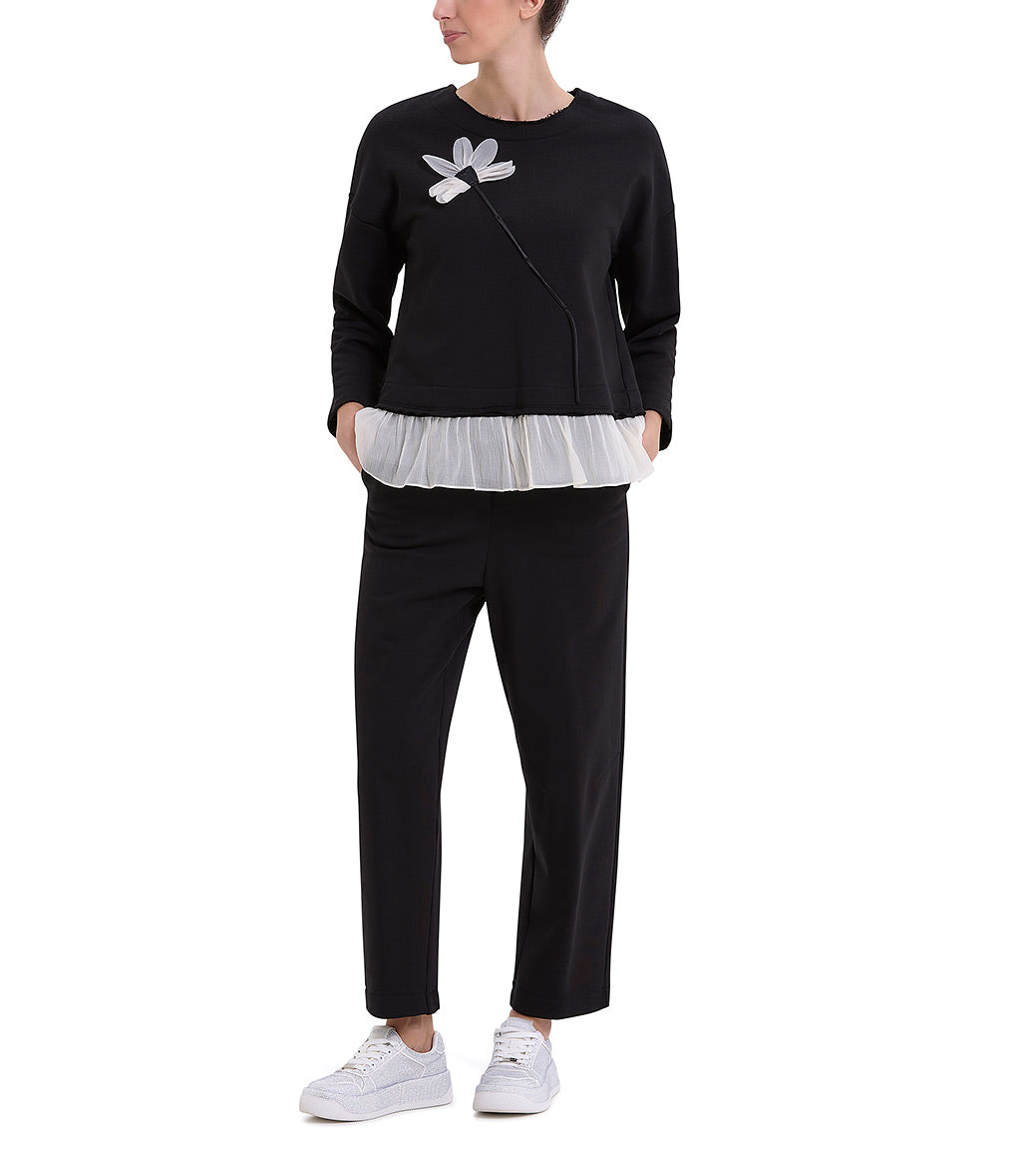 Maglia nera con fiore a decorazione